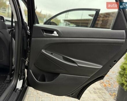 Черный Хендай Туксон, объемом двигателя 2 л и пробегом 77 тыс. км за 21500 $, фото 60 на Automoto.ua