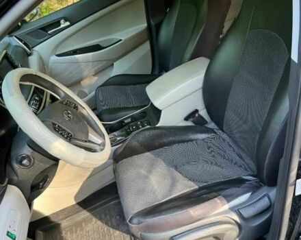 Черный Хендай Туксон, объемом двигателя 2 л и пробегом 89 тыс. км за 12400 $, фото 4 на Automoto.ua