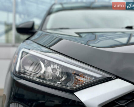 Черный Хендай Туксон, объемом двигателя 2 л и пробегом 48 тыс. км за 20490 $, фото 3 на Automoto.ua