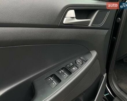 Черный Хендай Туксон, объемом двигателя 2.36 л и пробегом 137 тыс. км за 21990 $, фото 17 на Automoto.ua