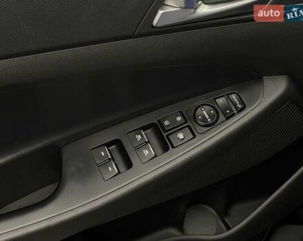 Черный Хендай Туксон, объемом двигателя 2 л и пробегом 100 тыс. км за 22424 $, фото 16 на Automoto.ua