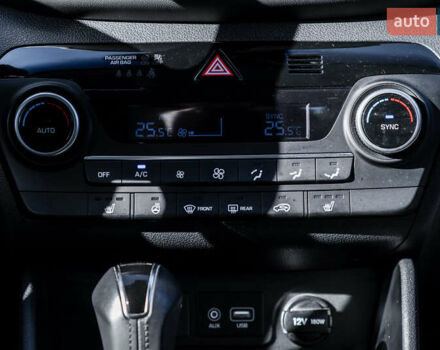 Черный Хендай Туксон, объемом двигателя 2 л и пробегом 88 тыс. км за 23000 $, фото 19 на Automoto.ua