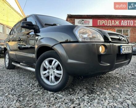 Черный Хендай Туксон, объемом двигателя 2 л и пробегом 225 тыс. км за 7350 $, фото 1 на Automoto.ua