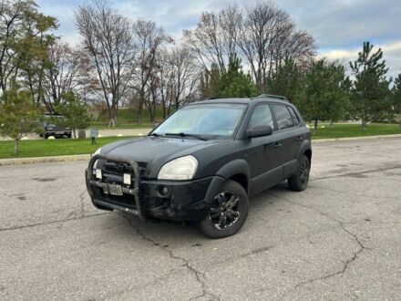 Черный Хендай Туксон, объемом двигателя 2 л и пробегом 397 тыс. км за 3900 $, фото 1 на Automoto.ua