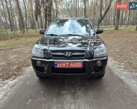 Черный Хендай Туксон, объемом двигателя 2 л и пробегом 198 тыс. км за 7800 $, фото 1 на Automoto.ua