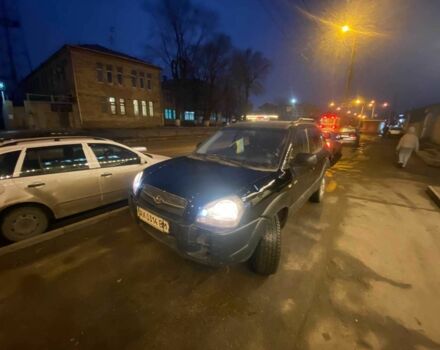 Черный Хендай Туксон, объемом двигателя 2 л и пробегом 136 тыс. км за 2500 $, фото 1 на Automoto.ua