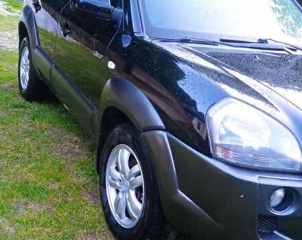 Черный Хендай Туксон, объемом двигателя 1.98 л и пробегом 200 тыс. км за 6600 $, фото 1 на Automoto.ua