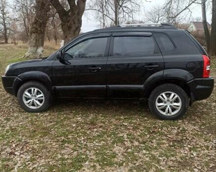 Черный Хендай Туксон, объемом двигателя 1.98 л и пробегом 300 тыс. км за 6800 $, фото 1 на Automoto.ua