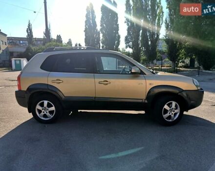 Коричневый Хендай Туксон, объемом двигателя 2 л и пробегом 137 тыс. км за 7500 $, фото 3 на Automoto.ua