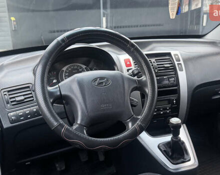 Красный Хендай Туксон, объемом двигателя 2 л и пробегом 255 тыс. км за 6999 $, фото 8 на Automoto.ua