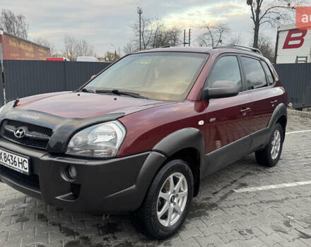 Красный Хендай Туксон, объемом двигателя 2 л и пробегом 255 тыс. км за 6999 $, фото 1 на Automoto.ua
