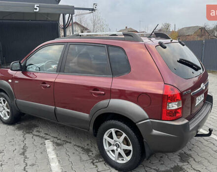 Красный Хендай Туксон, объемом двигателя 2 л и пробегом 255 тыс. км за 6999 $, фото 6 на Automoto.ua