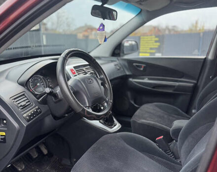 Красный Хендай Туксон, объемом двигателя 2 л и пробегом 255 тыс. км за 6999 $, фото 13 на Automoto.ua