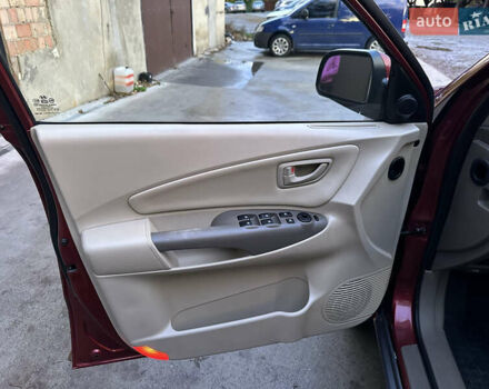 Красный Хендай Туксон, объемом двигателя 1.99 л и пробегом 145 тыс. км за 7999 $, фото 19 на Automoto.ua