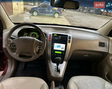 Красный Хендай Туксон, объемом двигателя 1.99 л и пробегом 145 тыс. км за 7999 $, фото 25 на Automoto.ua