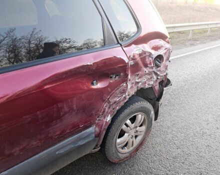 Красный Хендай Туксон, объемом двигателя 2 л и пробегом 170 тыс. км за 4000 $, фото 1 на Automoto.ua