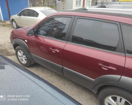 Красный Хендай Туксон, объемом двигателя 2 л и пробегом 207 тыс. км за 8479 $, фото 2 на Automoto.ua