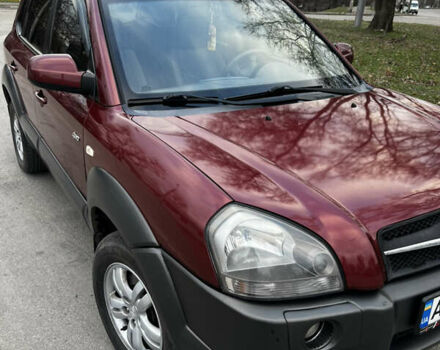 Красный Хендай Туксон, объемом двигателя 1.98 л и пробегом 132 тыс. км за 7850 $, фото 1 на Automoto.ua