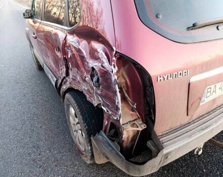 Красный Хендай Туксон, объемом двигателя 2 л и пробегом 170 тыс. км за 4000 $, фото 3 на Automoto.ua