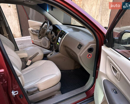Красный Хендай Туксон, объемом двигателя 1.99 л и пробегом 145 тыс. км за 7999 $, фото 32 на Automoto.ua