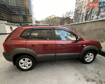 Красный Хендай Туксон, объемом двигателя 1.98 л и пробегом 160 тыс. км за 7900 $, фото 3 на Automoto.ua