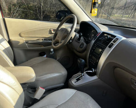 Красный Хендай Туксон, объемом двигателя 1.98 л и пробегом 132 тыс. км за 7850 $, фото 12 на Automoto.ua