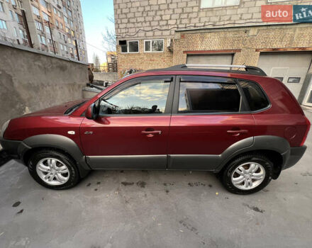 Красный Хендай Туксон, объемом двигателя 1.98 л и пробегом 160 тыс. км за 7900 $, фото 1 на Automoto.ua