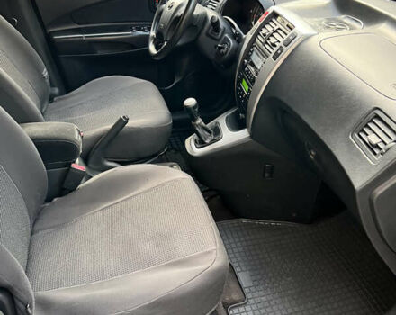 Красный Хендай Туксон, объемом двигателя 1.98 л и пробегом 160 тыс. км за 7900 $, фото 5 на Automoto.ua