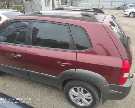 Красный Хендай Туксон, объемом двигателя 2 л и пробегом 207 тыс. км за 8479 $, фото 3 на Automoto.ua