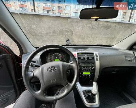 Красный Хендай Туксон, объемом двигателя 1.98 л и пробегом 160 тыс. км за 7900 $, фото 12 на Automoto.ua