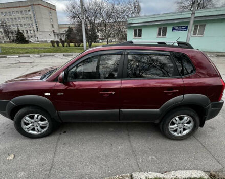 Красный Хендай Туксон, объемом двигателя 1.98 л и пробегом 132 тыс. км за 7850 $, фото 3 на Automoto.ua