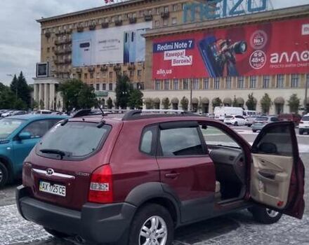 Красный Хендай Туксон, объемом двигателя 1.98 л и пробегом 231 тыс. км за 8500 $, фото 3 на Automoto.ua