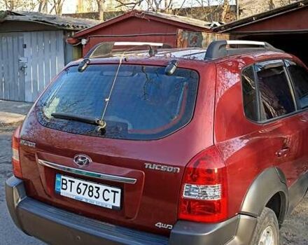 Красный Хендай Туксон, объемом двигателя 1.98 л и пробегом 170 тыс. км за 10500 $, фото 2 на Automoto.ua