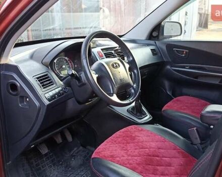 Красный Хендай Туксон, объемом двигателя 1.98 л и пробегом 170 тыс. км за 10500 $, фото 6 на Automoto.ua
