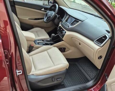 Красный Хендай Туксон, объемом двигателя 2 л и пробегом 97 тыс. км за 20500 $, фото 7 на Automoto.ua