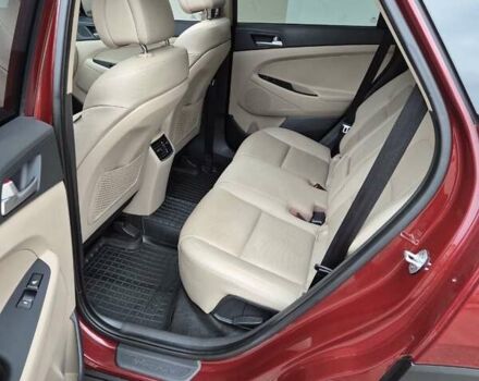 Красный Хендай Туксон, объемом двигателя 2 л и пробегом 97 тыс. км за 20500 $, фото 6 на Automoto.ua