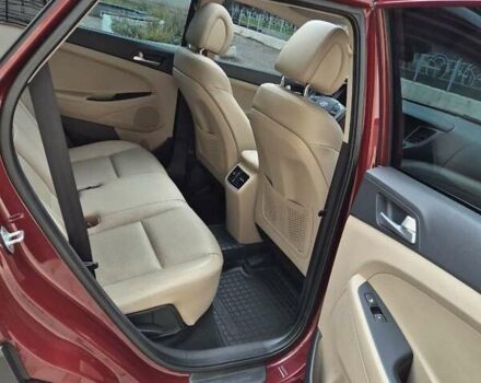 Красный Хендай Туксон, объемом двигателя 2 л и пробегом 97 тыс. км за 20500 $, фото 5 на Automoto.ua