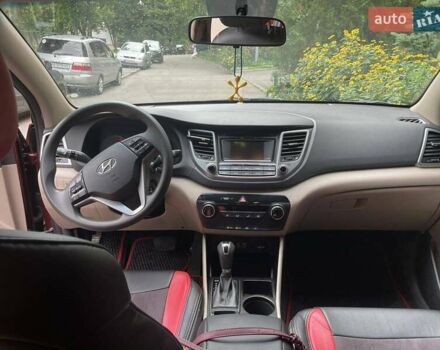 Красный Хендай Туксон, объемом двигателя 2 л и пробегом 93 тыс. км за 15800 $, фото 9 на Automoto.ua