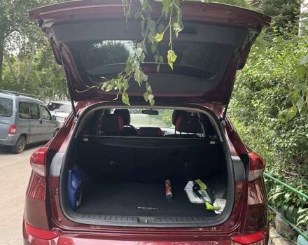 Красный Хендай Туксон, объемом двигателя 2 л и пробегом 93 тыс. км за 15800 $, фото 10 на Automoto.ua