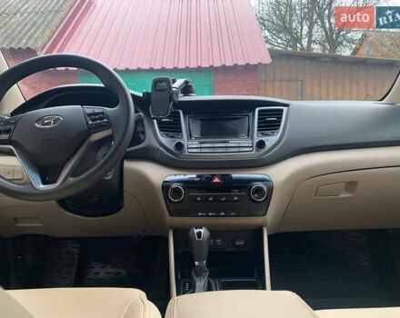 Красный Хендай Туксон, объемом двигателя 2 л и пробегом 123 тыс. км за 15300 $, фото 10 на Automoto.ua