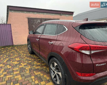 Красный Хендай Туксон, объемом двигателя 2 л и пробегом 110 тыс. км за 17000 $, фото 1 на Automoto.ua