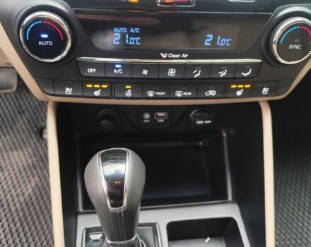 Червоний Хендай Туксон, об'ємом двигуна 2 л та пробігом 110 тис. км за 19800 $, фото 16 на Automoto.ua