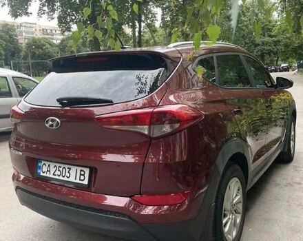 Красный Хендай Туксон, объемом двигателя 2 л и пробегом 93 тыс. км за 15800 $, фото 5 на Automoto.ua