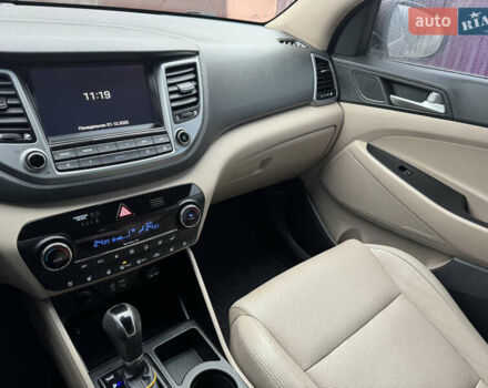 Красный Хендай Туксон, объемом двигателя 2 л и пробегом 110 тыс. км за 17000 $, фото 3 на Automoto.ua