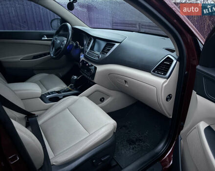 Красный Хендай Туксон, объемом двигателя 2 л и пробегом 110 тыс. км за 17000 $, фото 17 на Automoto.ua