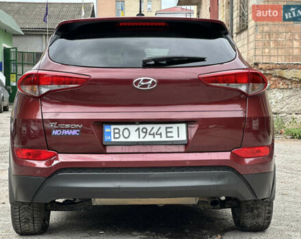 Красный Хендай Туксон, объемом двигателя 2 л и пробегом 216 тыс. км за 15500 $, фото 4 на Automoto.ua