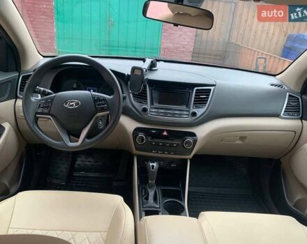 Красный Хендай Туксон, объемом двигателя 2 л и пробегом 123 тыс. км за 15300 $, фото 11 на Automoto.ua