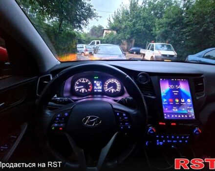 Красный Хендай Туксон, объемом двигателя 2 л и пробегом 110 тыс. км за 19000 $, фото 6 на Automoto.ua