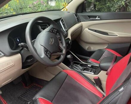 Красный Хендай Туксон, объемом двигателя 2 л и пробегом 93 тыс. км за 15800 $, фото 8 на Automoto.ua