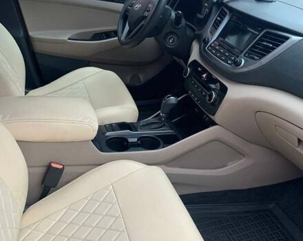 Красный Хендай Туксон, объемом двигателя 2 л и пробегом 123 тыс. км за 15300 $, фото 12 на Automoto.ua